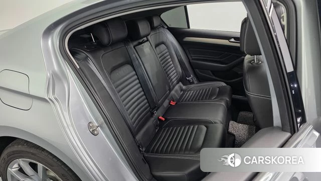 Volkswagen Passat GT (B8) 2021 Серебристо-серый из Кореи, фото 2