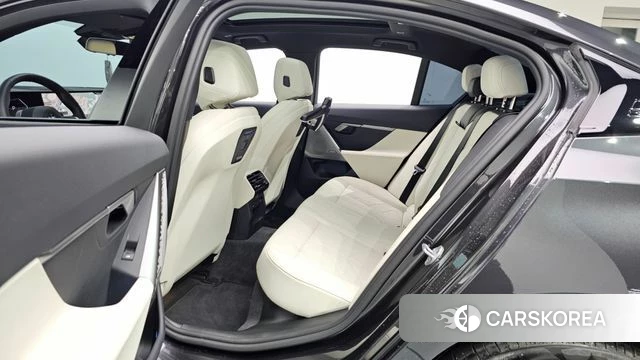 BMW 5 Series (G60) 2025 Серый из Кореи, фото 2