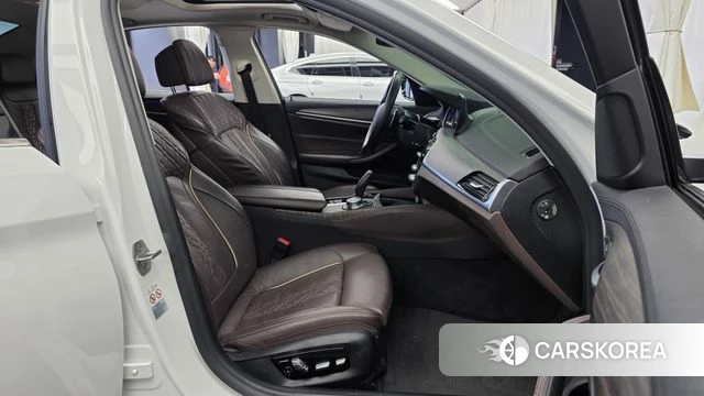 BMW 5 Series (G30) 2018 Белый из Кореи, фото 2