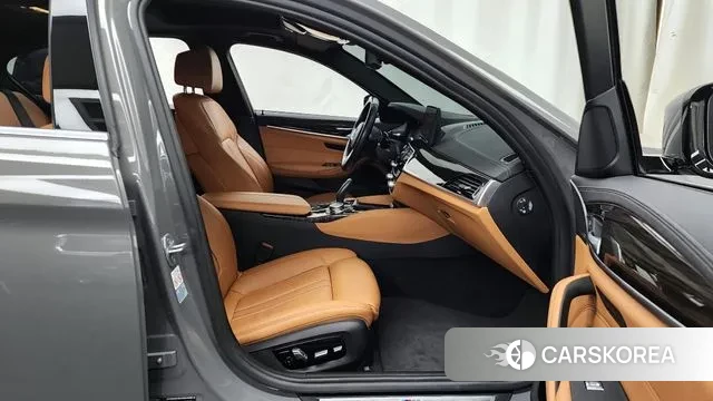 BMW 5 Series (G30) 2021 Серебристо-серый из Кореи, фото 2