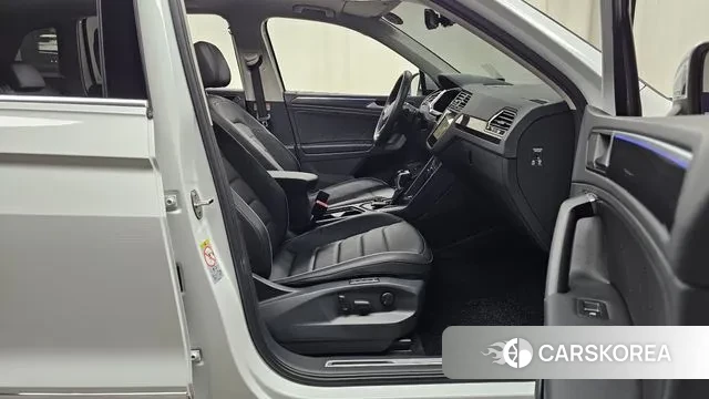 Volkswagen Tiguan second Generation 2023 Белый из Кореи, фото 2