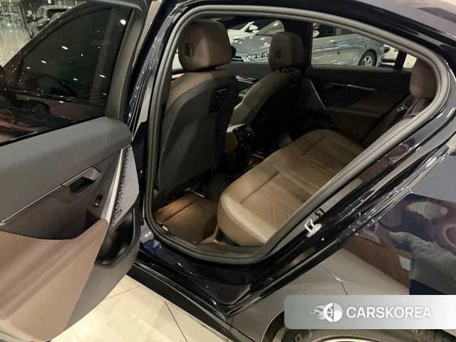 BMW 5 Series (G60) 2025 Черный из Кореи, фото 2