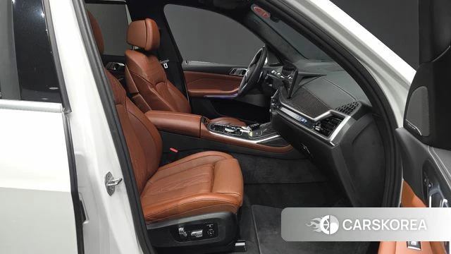 BMW X7 (G07) 2025 Белый из Кореи, фото 2