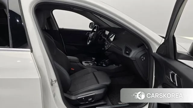 BMW 1 Series (F40) 2023 Белый из Кореи, фото 2