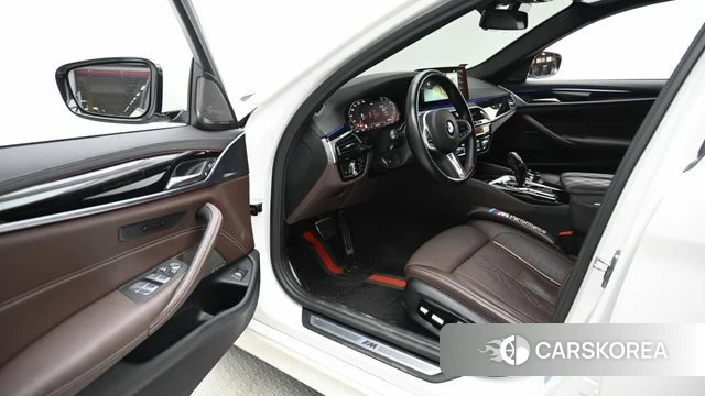 BMW 5 Series (G30) 2023 Белый из Кореи, фото 2