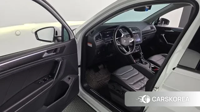 Volkswagen Tiguan second Generation 2023 Белый из Кореи, фото 2