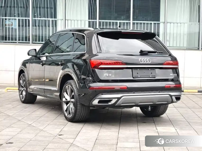 Audi Q7 2023 Черный из Китая, фото 2
