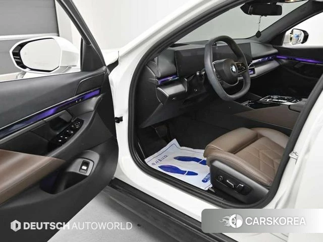 BMW 5 Series (G60) 2025 Белый из Кореи, фото 2