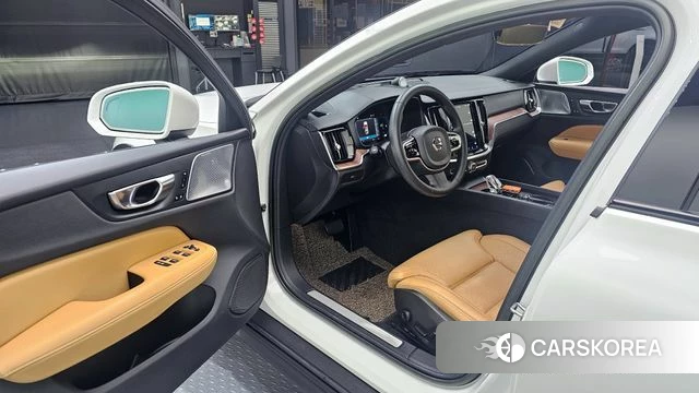 Volvo V60 Cross-Country 2nd Generation 2023 Белый из Кореи, фото 2