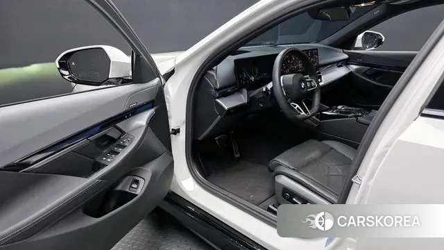 BMW 5 Series (G60) 2025 Белый из Кореи, фото 2