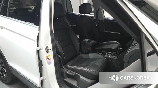 Volkswagen Tiguan second Generation 2022 Белый из Кореи, фото 2