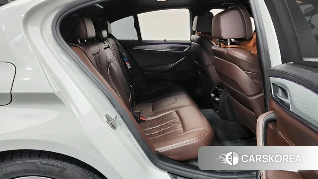 BMW 5 Series (G30) 2018 Белый из Кореи, фото 2
