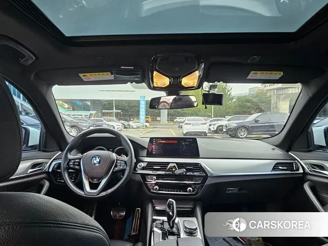 BMW 5 Series (G30) 2018 Белый из Кореи, фото 2