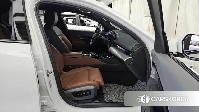 BMW 5 Series (G60) 2023 Белый из Кореи, фото 2