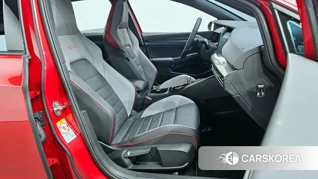 Volkswagen Golf 8th Generation 2023 Красный из Кореи, фото 2