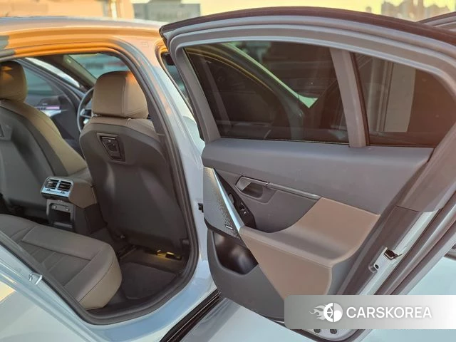 BMW 5 Series (G60) 2026 Цвет галактики из Кореи, фото 2