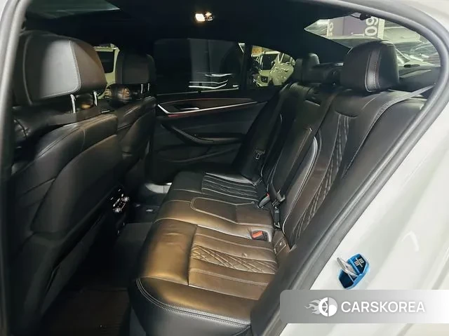 BMW 5 Series (G30) 2018 Белый из Кореи, фото 2