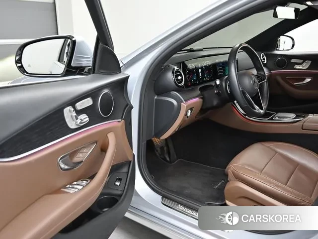 Mercedes-Benz E-Class W213 2022 Светло-серебряный цвет из Кореи, фото 2
