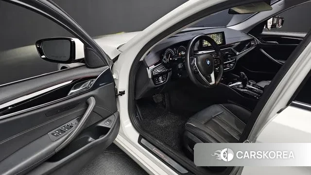 BMW 5 Series (G30) 2018 Белый из Кореи, фото 2