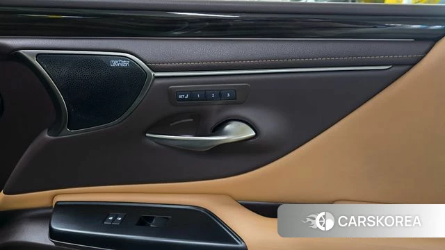 Lexus ES300h 7th generation 2018 Серебристо-серый из Кореи, фото 2
