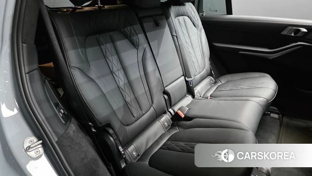 BMW X7 (G07) 2025 Светло-серебряный цвет из Кореи, фото 2