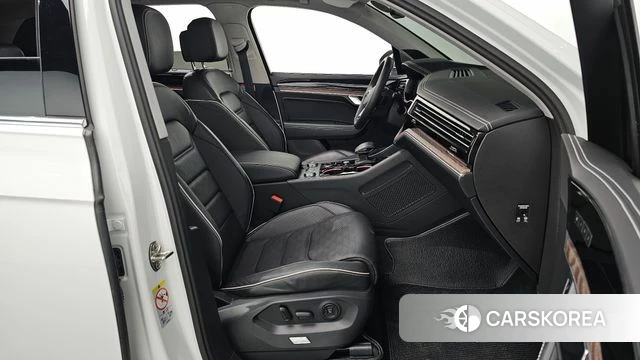 Volkswagen Touareg 3rd generation 2024 Белый из Кореи, фото 2