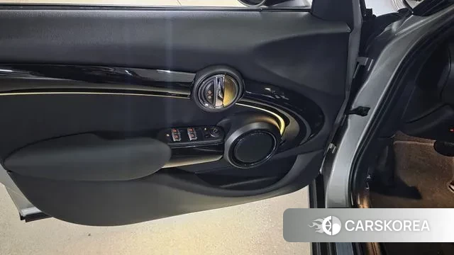 Mini Cooper 2024 Серебряный из Кореи, фото 2