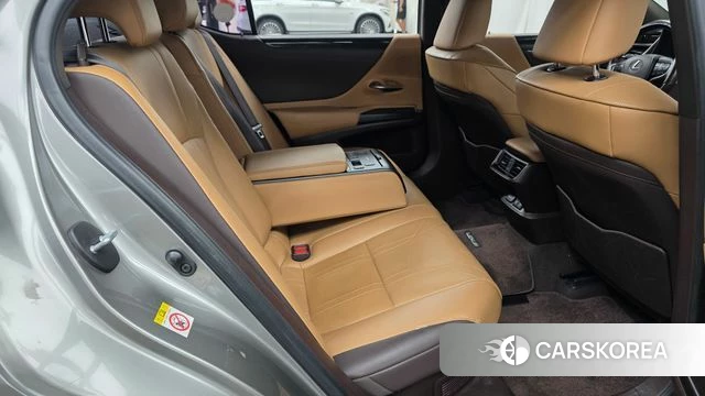 Lexus ES300h 7th generation 2019 Песочный из Кореи, фото 2
