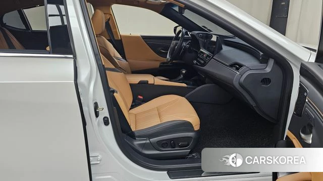 Lexus ES300h 7th generation 2023 Белый из Кореи, фото 2