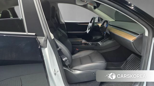 Tesla Model Y 2024 Черный из Кореи, фото 2