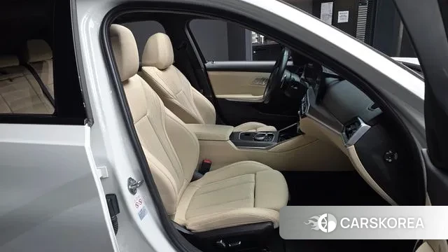 BMW 3 Series (G20) 2023 Белый из Кореи, фото 2