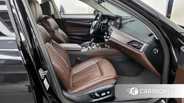 BMW 5 Series (G30) 2022 Черный из Кореи, фото 2