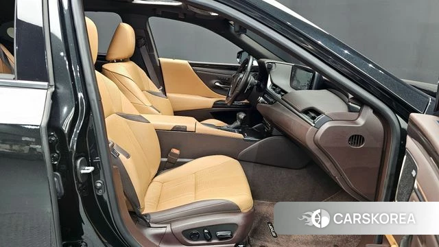 Lexus ES300h 7th generation 2020 Черный из Кореи, фото 2