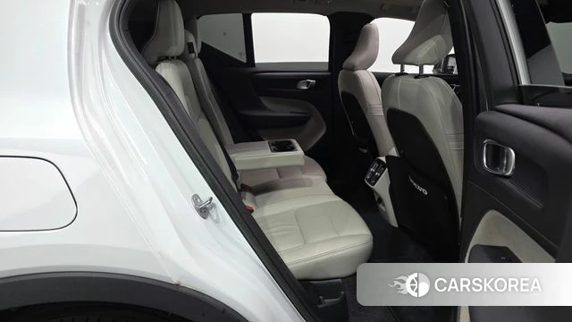 Volvo XC40 2023 Белый из Кореи, фото 2