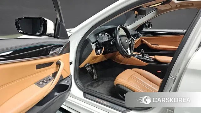 BMW 5 Series (G30) 2018 Белый из Кореи, фото 2