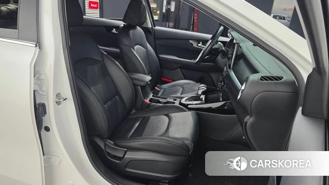 Kia The New K3 2nd generation 2021 Белый из Кореи, фото 2