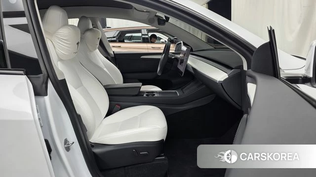Tesla Model Y 2023 Белый из Кореи, фото 2