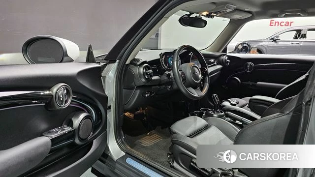 Mini Cooper 2023 Серебряный из Кореи, фото 2