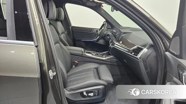 BMW X7 (G07) 2025 Песочный из Кореи, фото 2