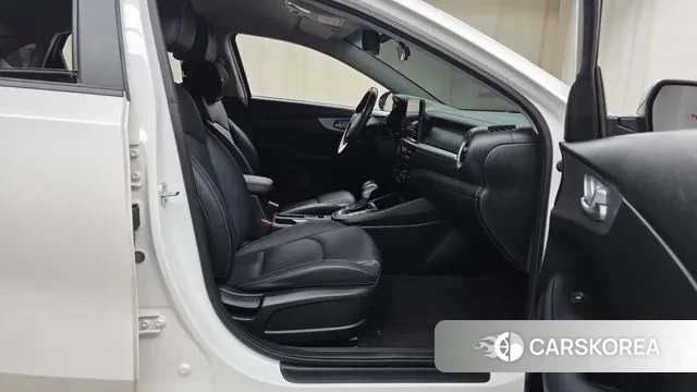 Kia The New K3 2nd generation 2021 Белый из Кореи, фото 2