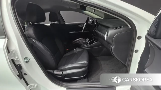 Kia The New K3 2nd generation 2022 Белый из Кореи, фото 2