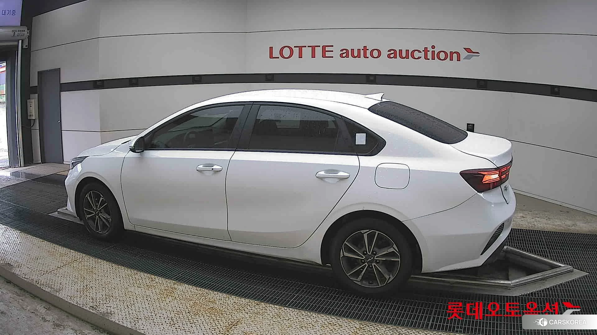 Kia K3 2022 Snow White Pearl из Кореи, фото 2