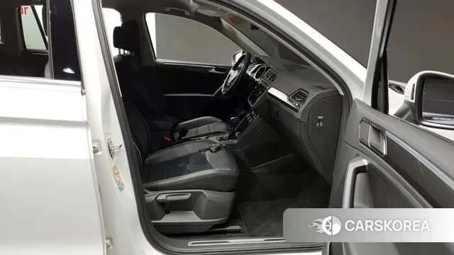 Volkswagen Tiguan second Generation 2018 Белый из Кореи, фото 2