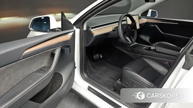 Tesla Model Y 2023 Белый из Кореи, фото 2