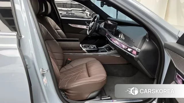 BMW 7 Series (G70) 2023 Серебристо-серый из Кореи, фото 2