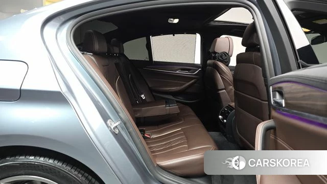 BMW 5 Series (G30) 2018 Светло-серебряный цвет из Кореи, фото 2