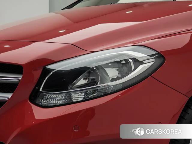 Mercedes-Benz Class B 2018 Красный из Китая, фото 2