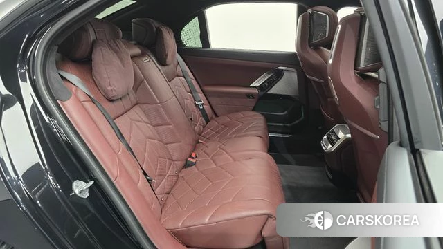 BMW 7 Series (G70) 2022 Черный из Кореи, фото 2
