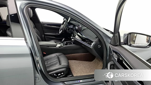 BMW 5 Series (G30) 2019 Серебристо-серый из Кореи, фото 2