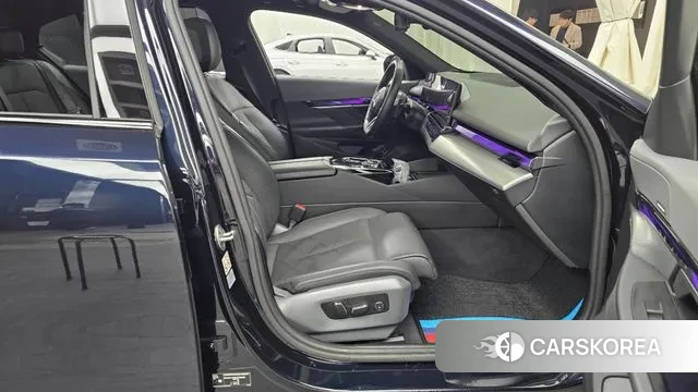 BMW 5 Series (G60) 2023 Черный из Кореи, фото 2